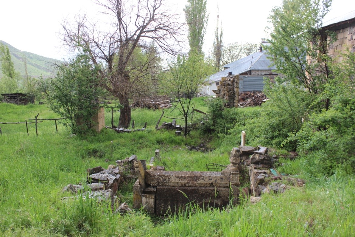 Kiğı İlçesi Yazgünü Köyü Tarihi Mezarlık Alanı.jpg