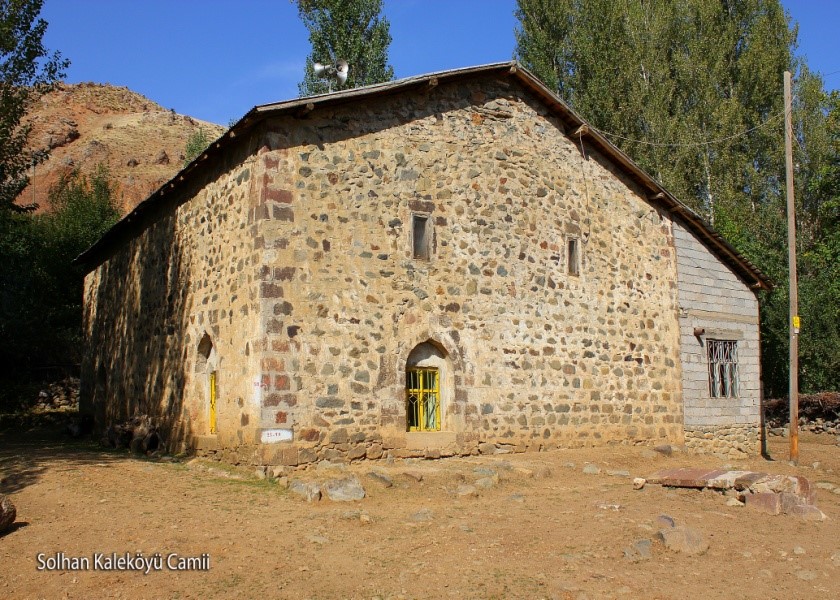 Solhan İlçesi Kale (Ginc)Köyü Tarihi Camii.jpg